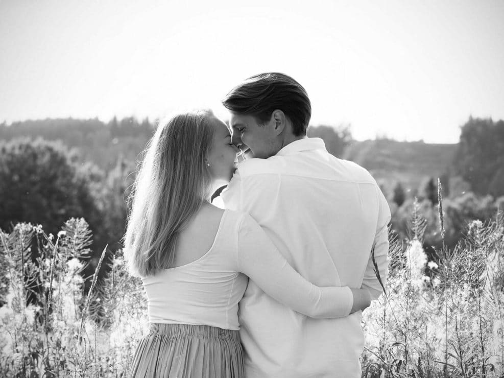 Mies ja nainen halailemassa pellolla
