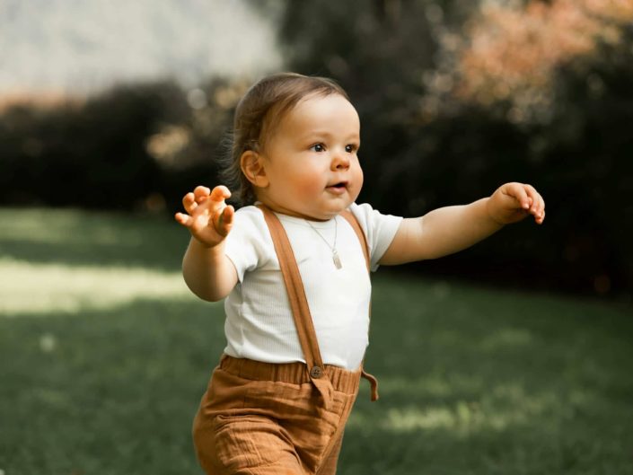 Yksi vuotias poika juoksemassa puitossa